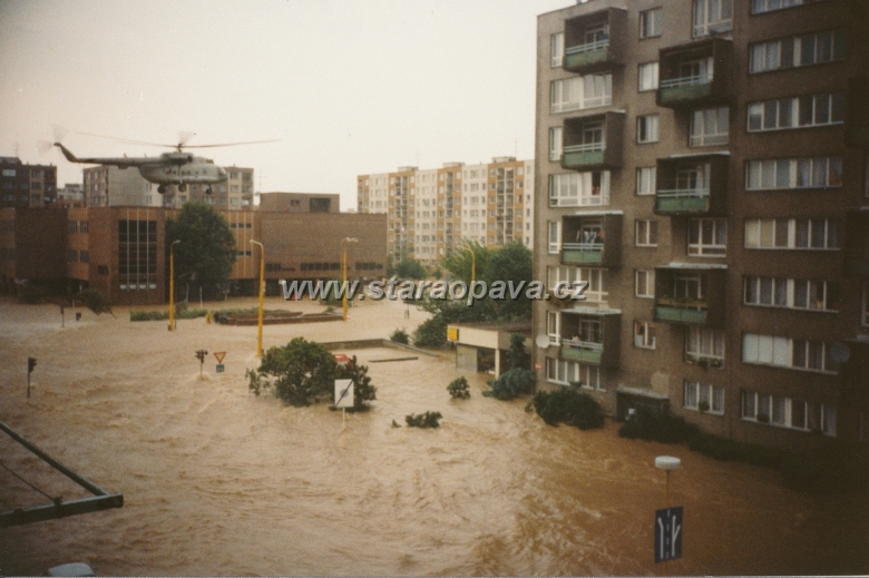 holasicka (18).jpg - Počátek Holasické ulice v pozadí Ratibořská a Černa. Povodně 1997.